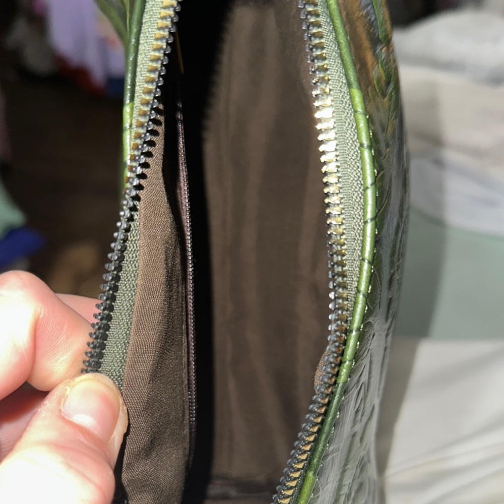 Vintage-Inspired Green Cosmetic Bag with Embossed Design new with 2 guitar strap - Picture 11 of 14